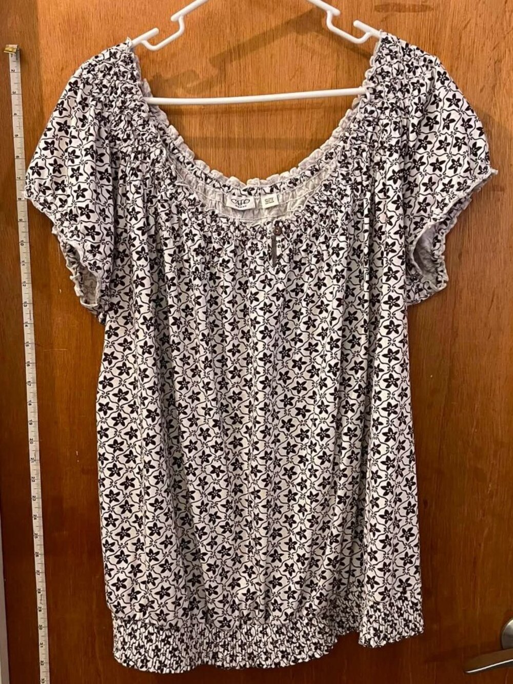 Size 26/28W - Cato - Short Sleeve White and Dark Floral Peasant Blouse